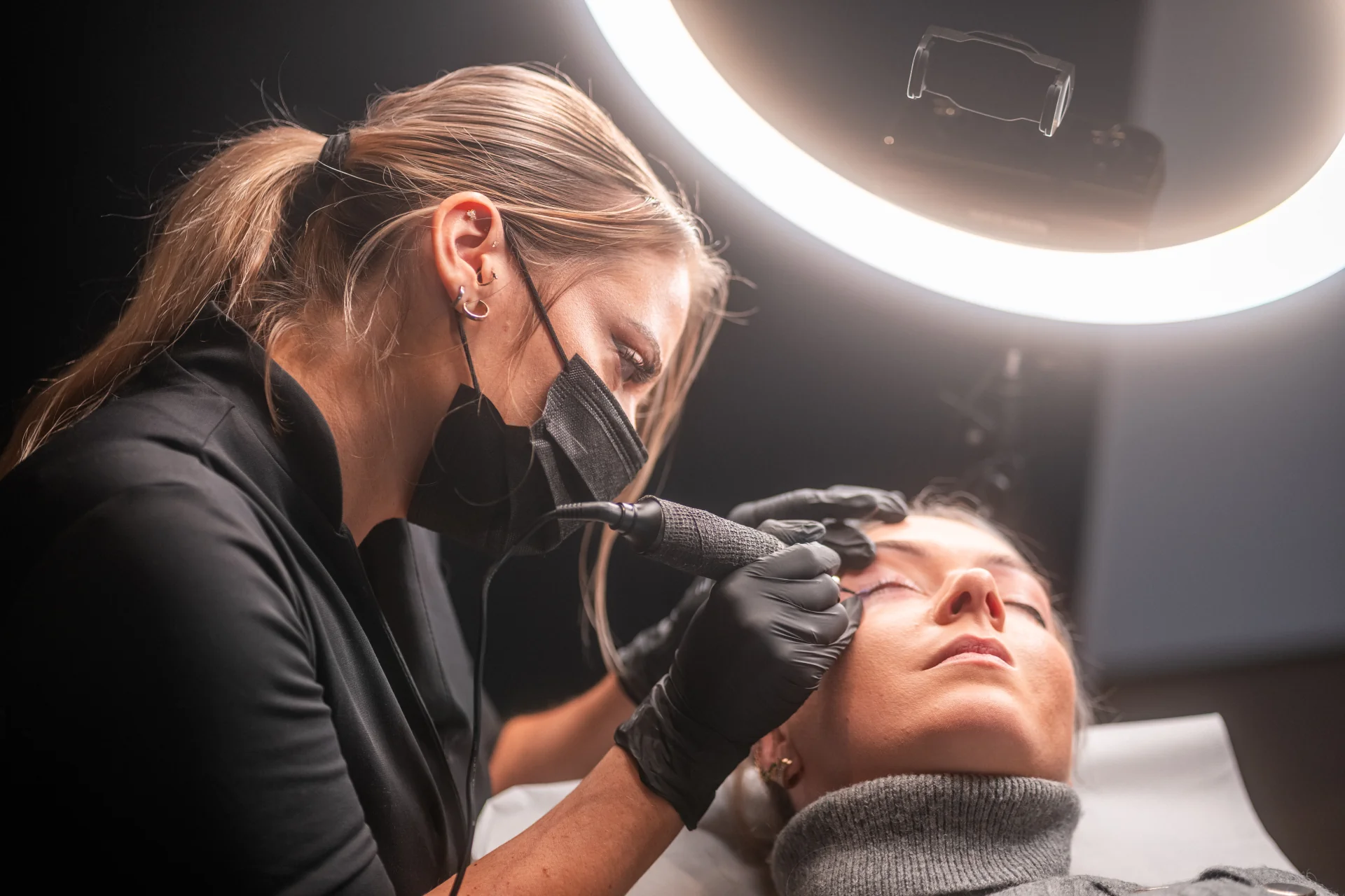 Réalisation d'un eyeliner semi-permanent
