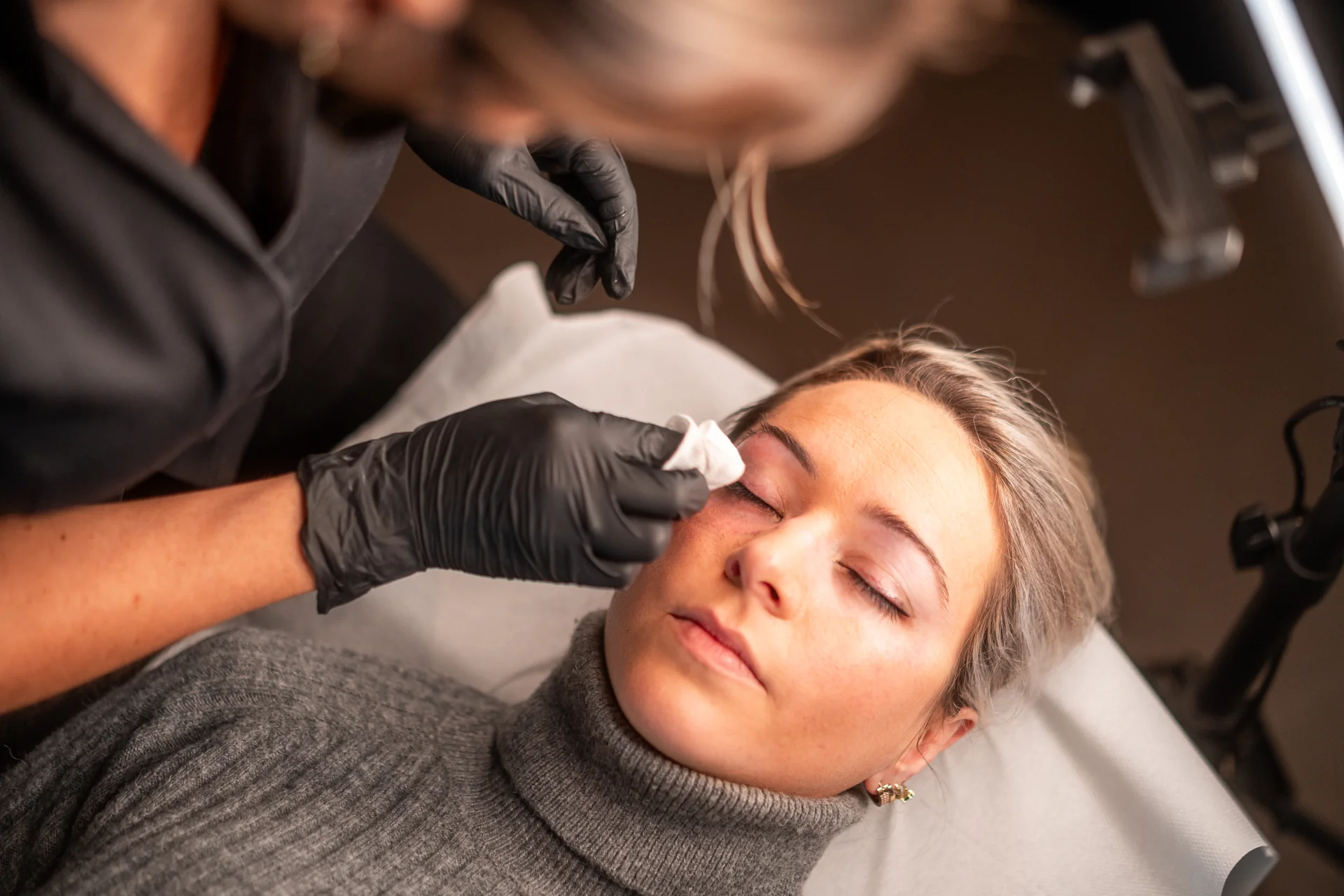 Conseils après une prestation d'eyeliner semi-permanent