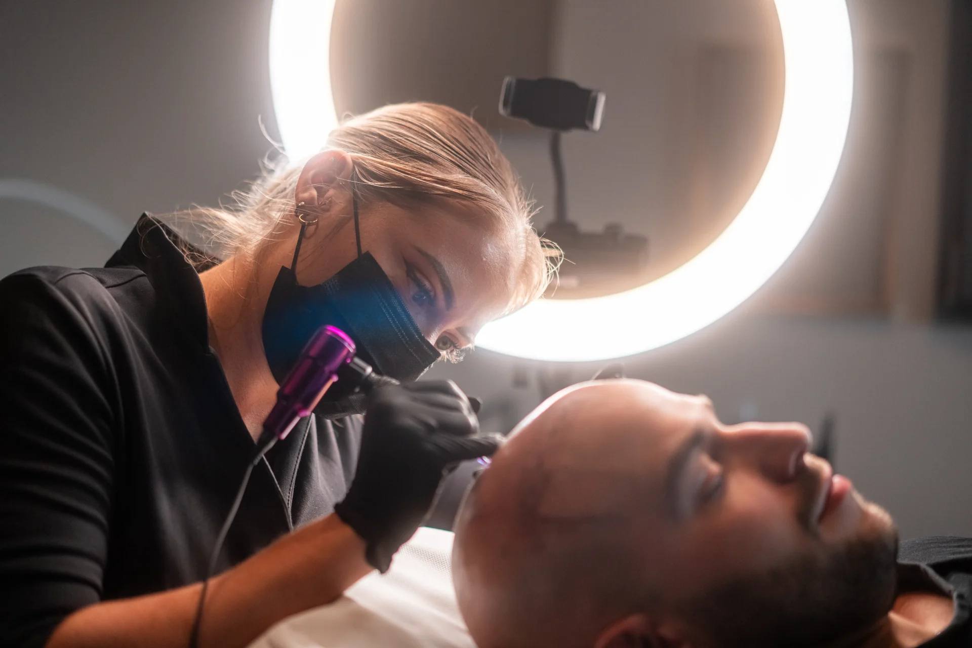 Carine réalisant une prestation de dermographie esthétique dans l'institut MADAME. à Dinan